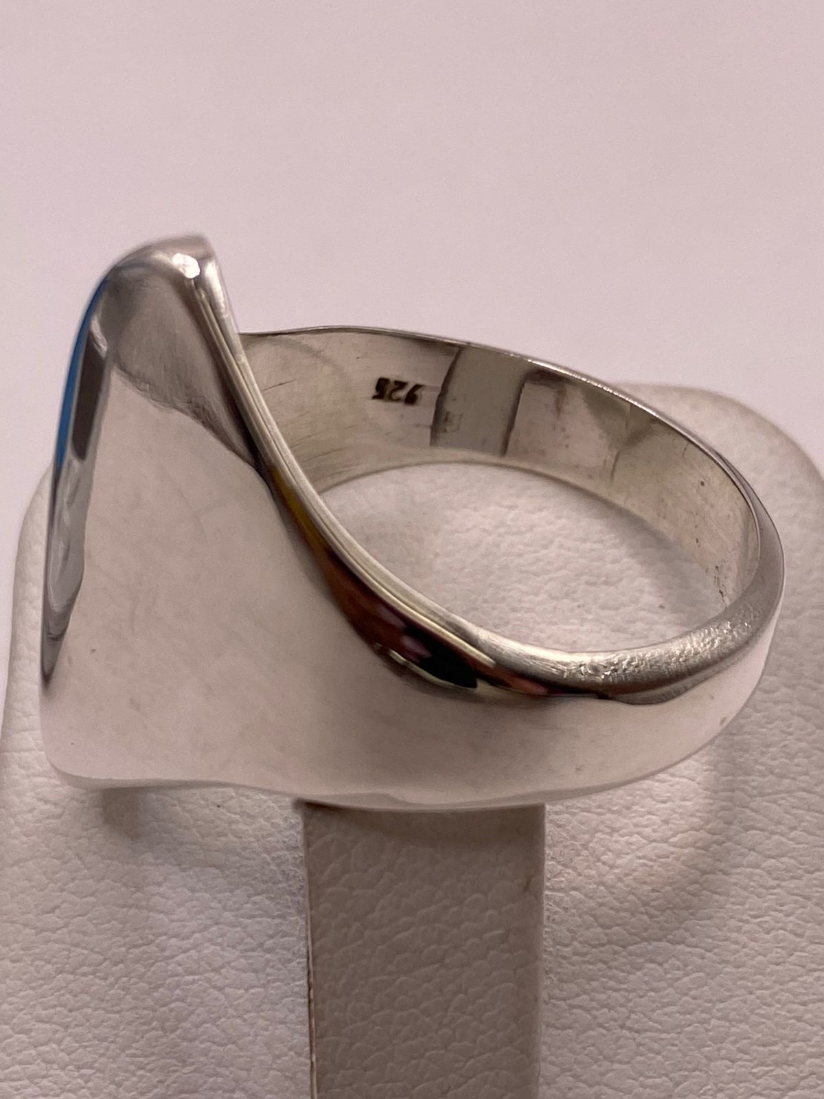 Anillo Artesanal en Plata con Diseño Geométrico Escultural