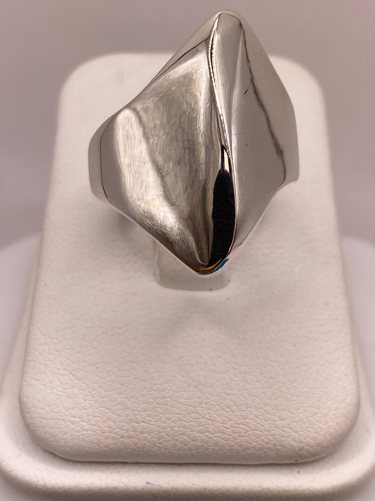 Anillo Artesanal en Plata con Diseño Geométrico Escultural