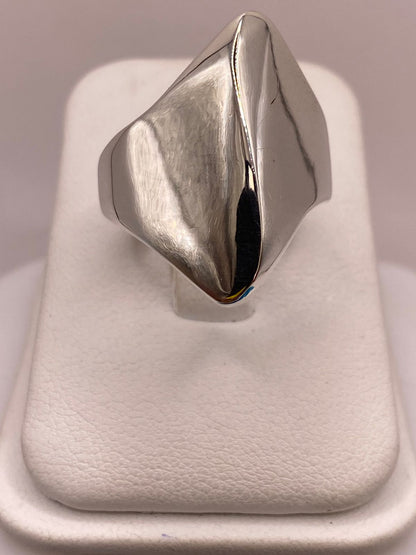 Anillo Artesanal en Plata con Diseño Geométrico Escultural, vista lateral