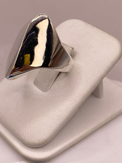 Anillo Artesanal en Plata con Diseño Geométrico Escultural, vista lateral