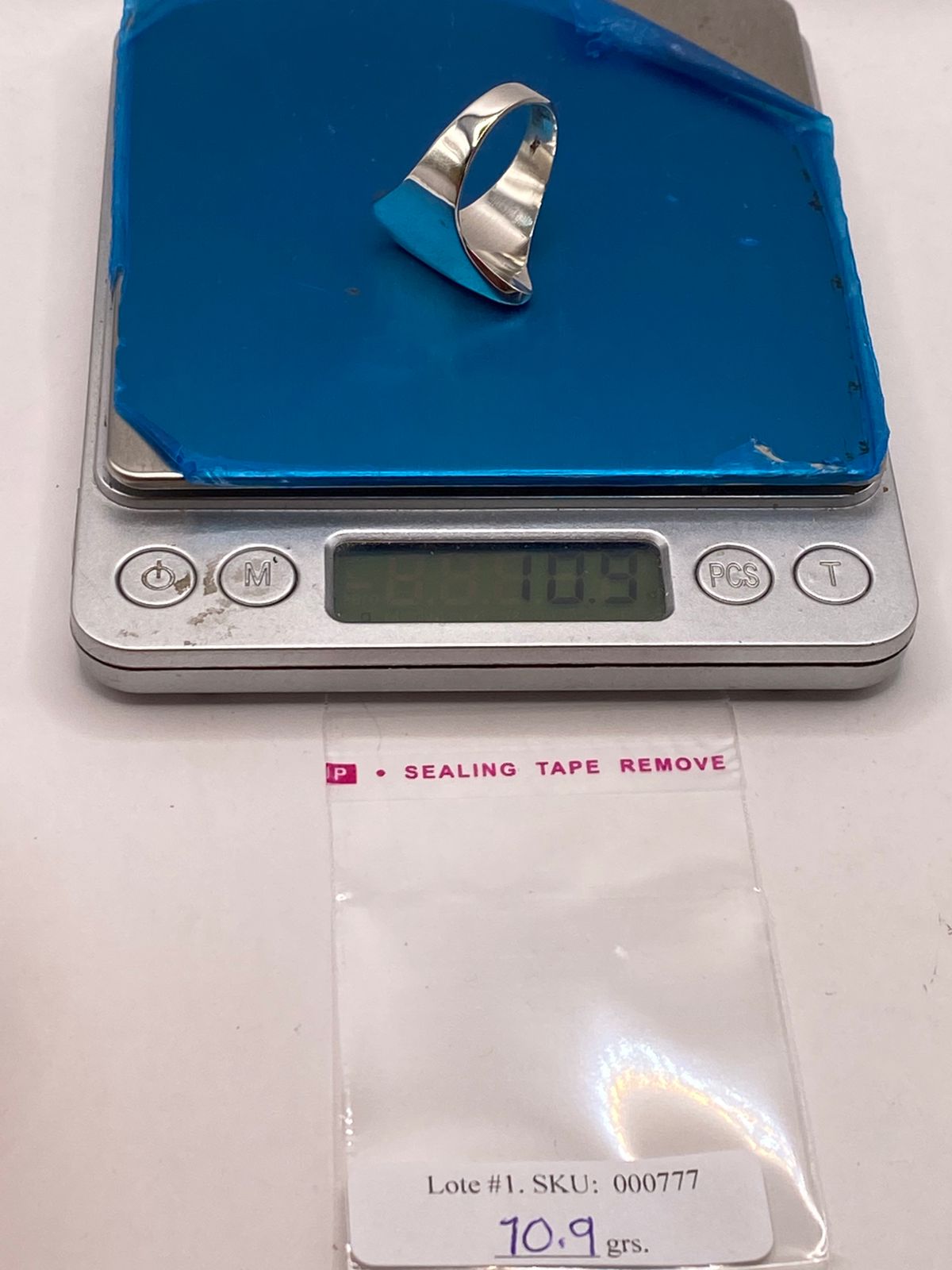 Anillo Artesanal en Plata con Diseño Geométrico Escultural
