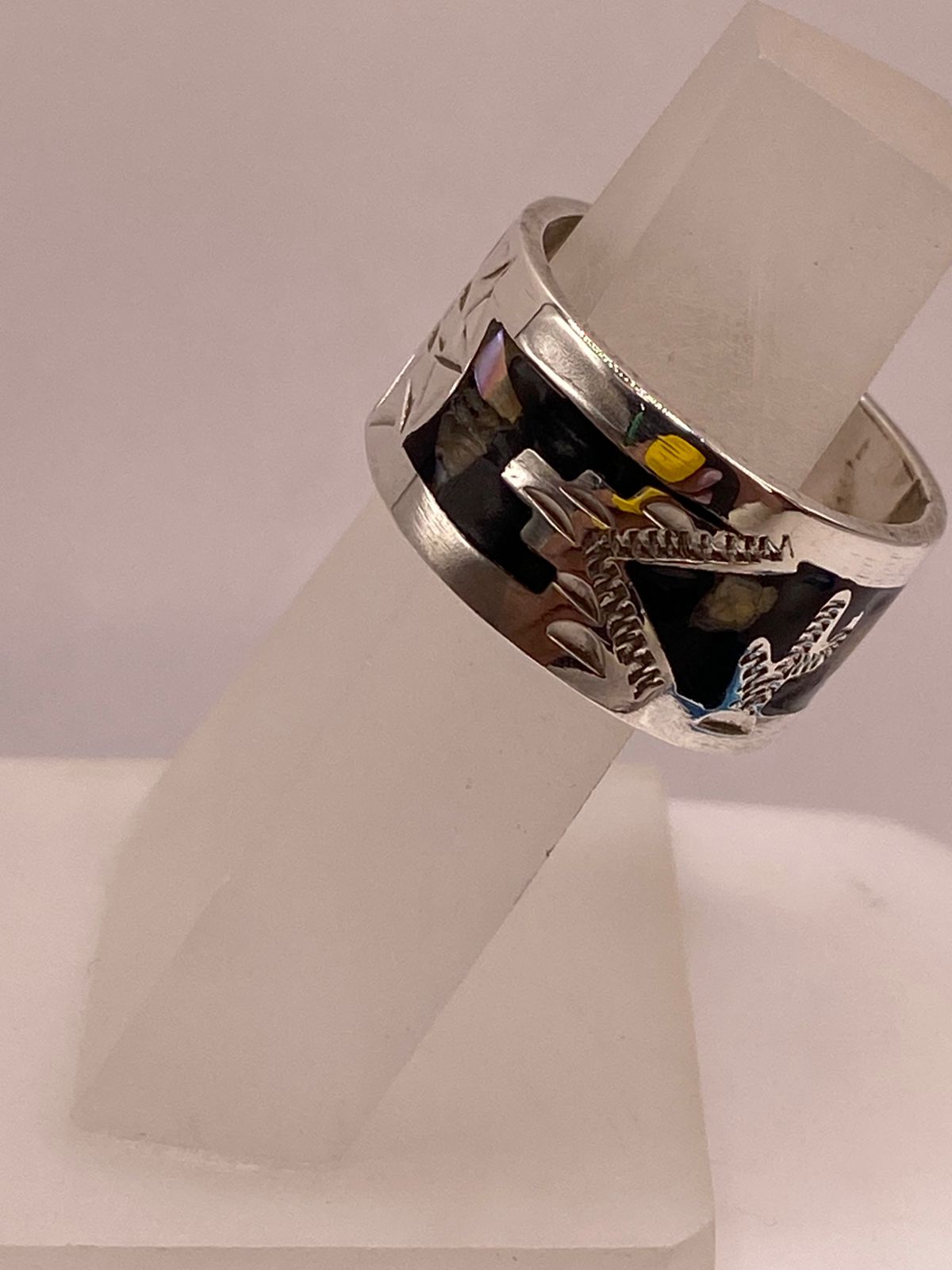 Anillo Artesanal en Plata con Diseño Geométrico e Incrustación de Piedra