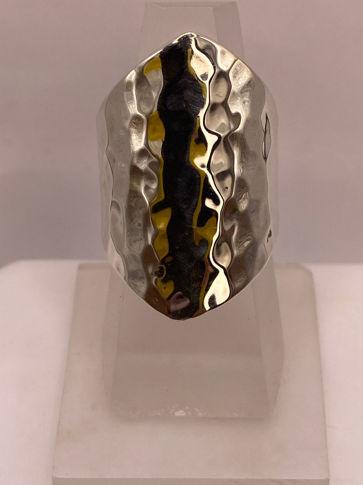 Anillo Artesanal en Plata con Diseño Martillado Alargado