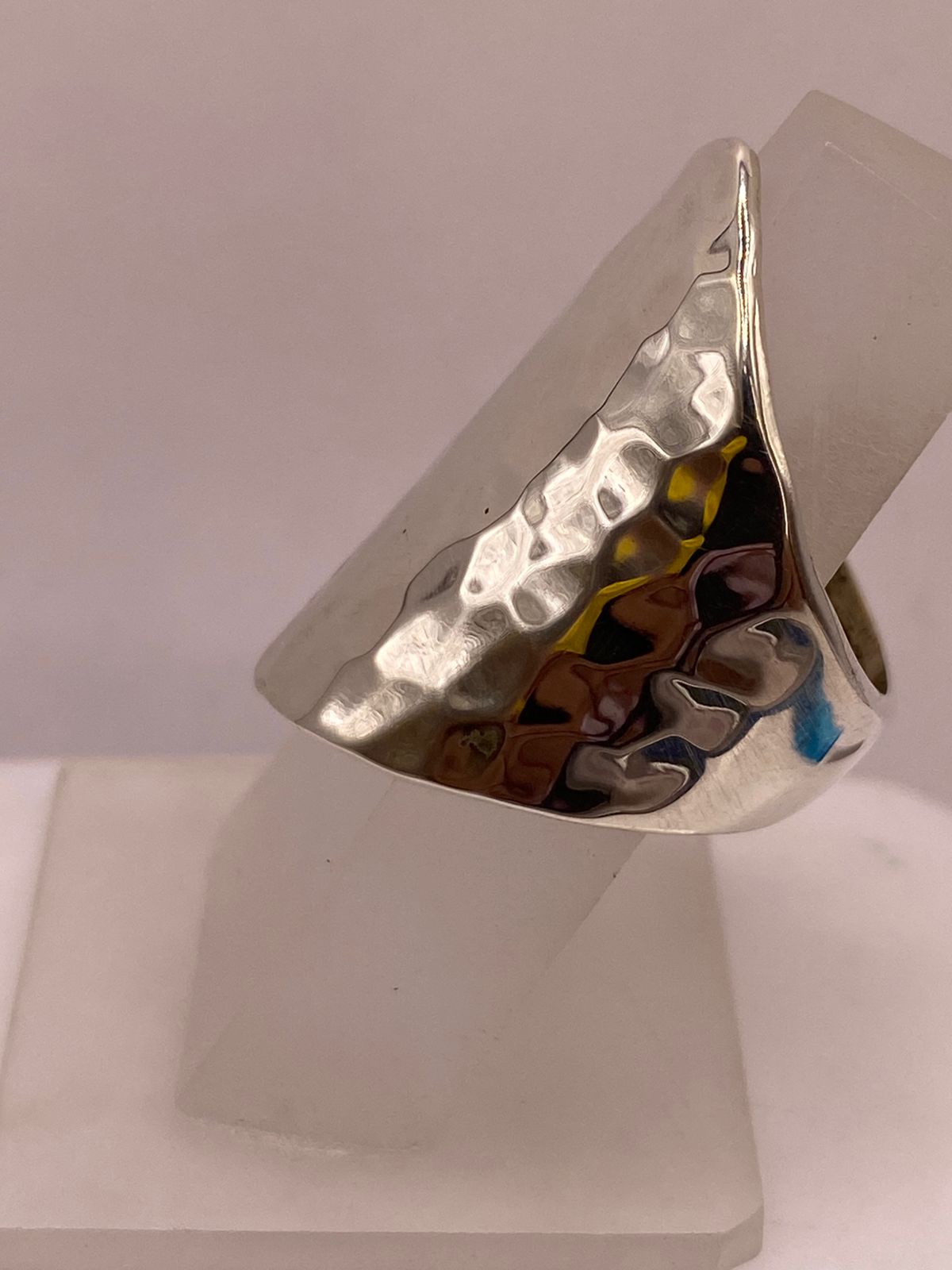 Anillo Artesanal en Plata con Diseño Martillado Alargado