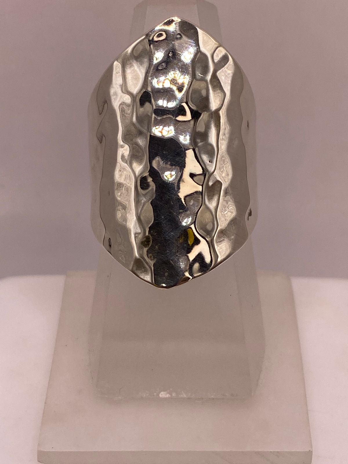 Anillo Artesanal en Plata con Diseño Martillado Alargado