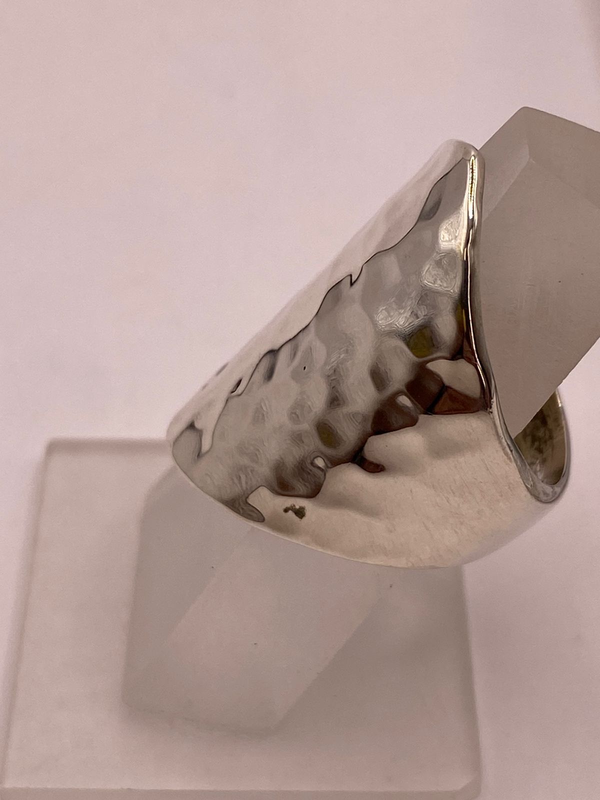 Anillo Artesanal en Plata con Diseño Martillado Alargado