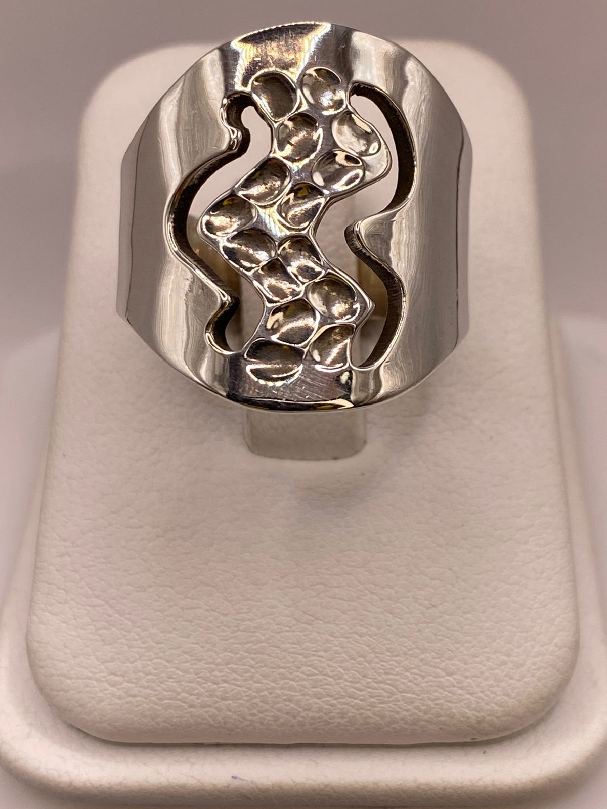 Anillo Artesanal en Plata con Diseño Orgánico Calado y Textura Martillada