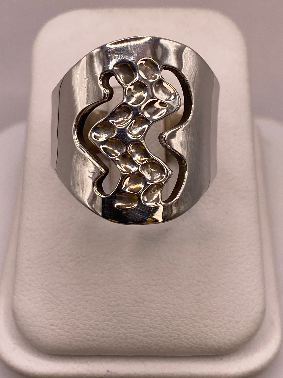 Anillo Artesanal en Plata con Diseño Orgánico Calado y Textura Martillada