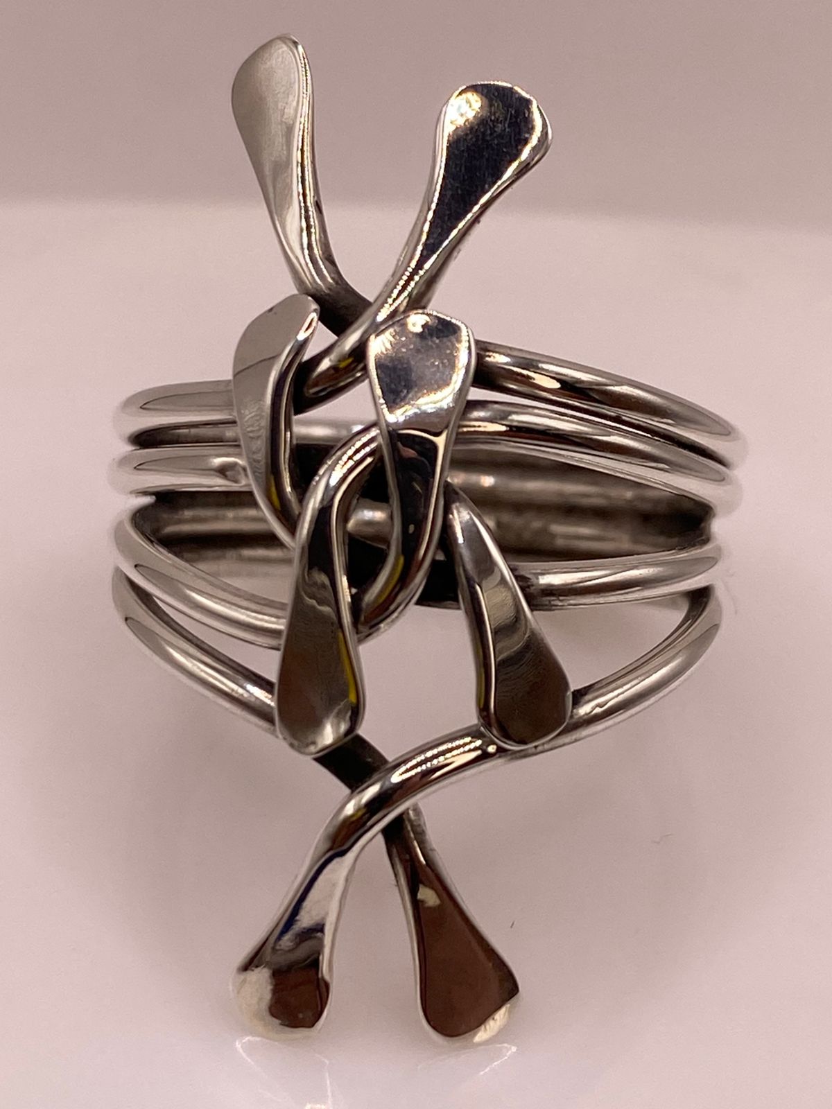 Anillo Artesanal en Plata con Diseño Orgánico Entrelazado