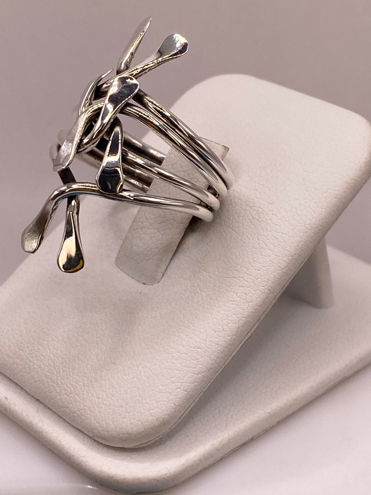 Anillo Artesanal en Plata con Diseño Orgánico Entrelazado