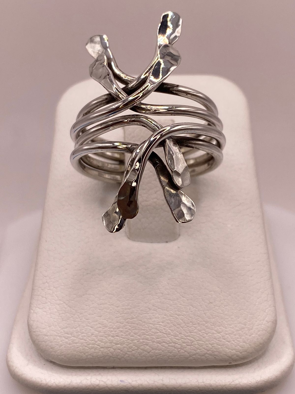 Anillo Artesanal en Plata con Diseño Orgánico Entrelazado Martillado