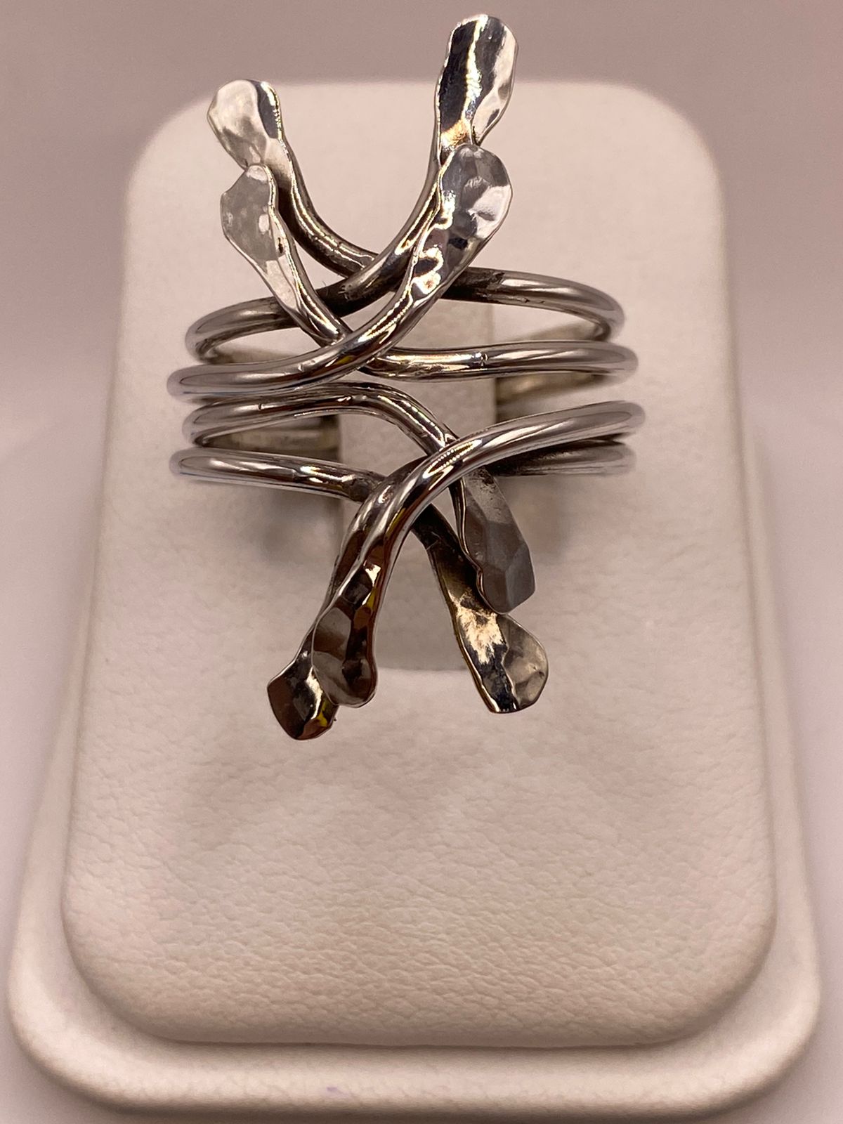 Anillo Artesanal en Plata con Diseño Orgánico Entrelazado Martillado