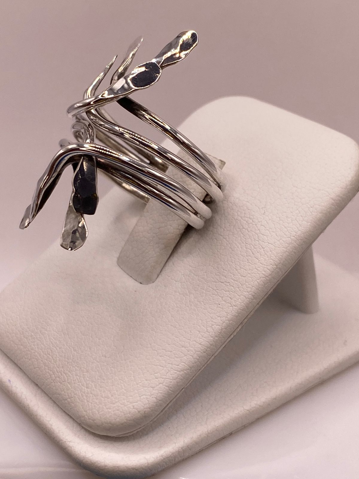 Anillo Artesanal en Plata con Diseño Orgánico Entrelazado Martillado