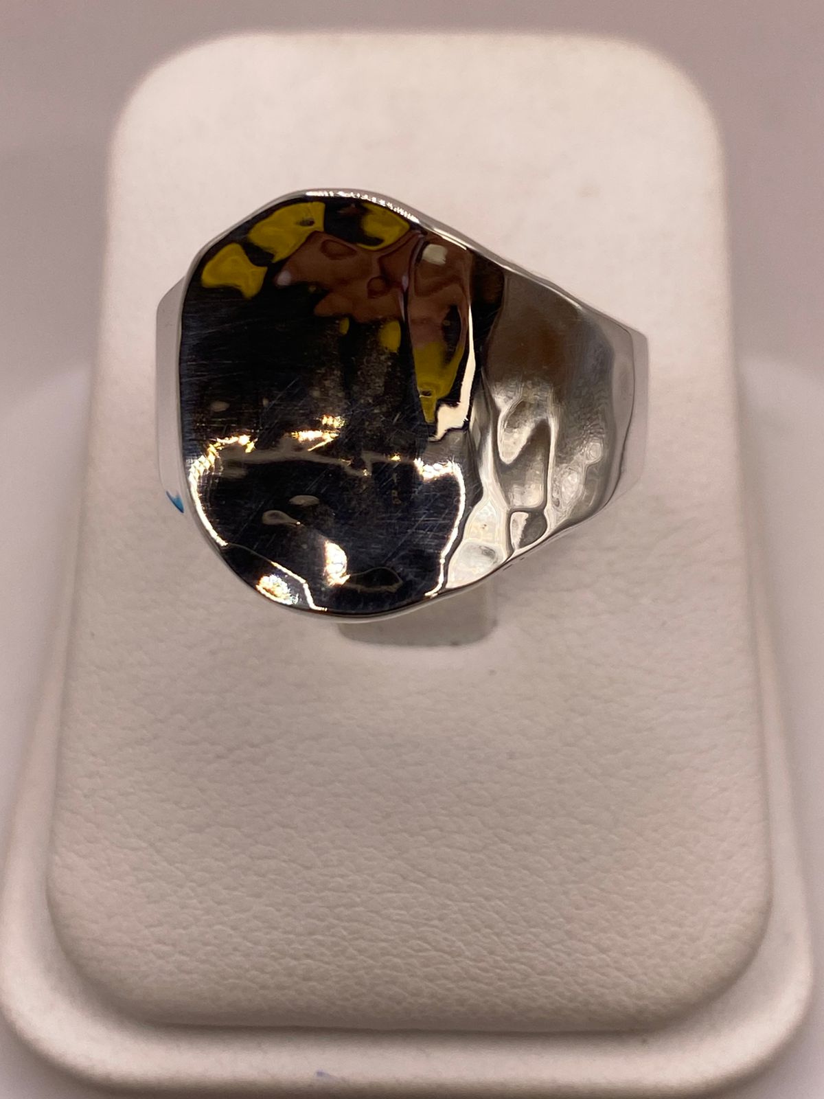 Anillo Artesanal en Plata con Diseño Orgánico Martillado