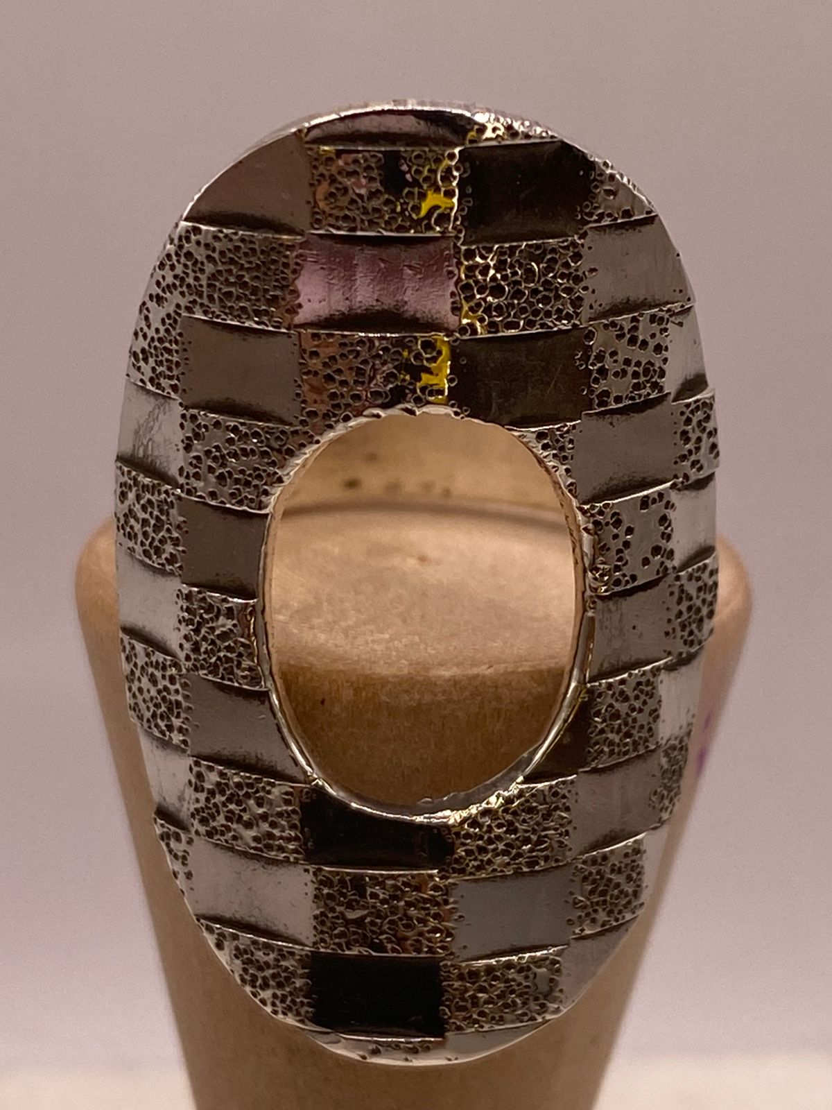 Anillo Artesanal en Plata con Diseño Ovalado de Bloques Texturizados
