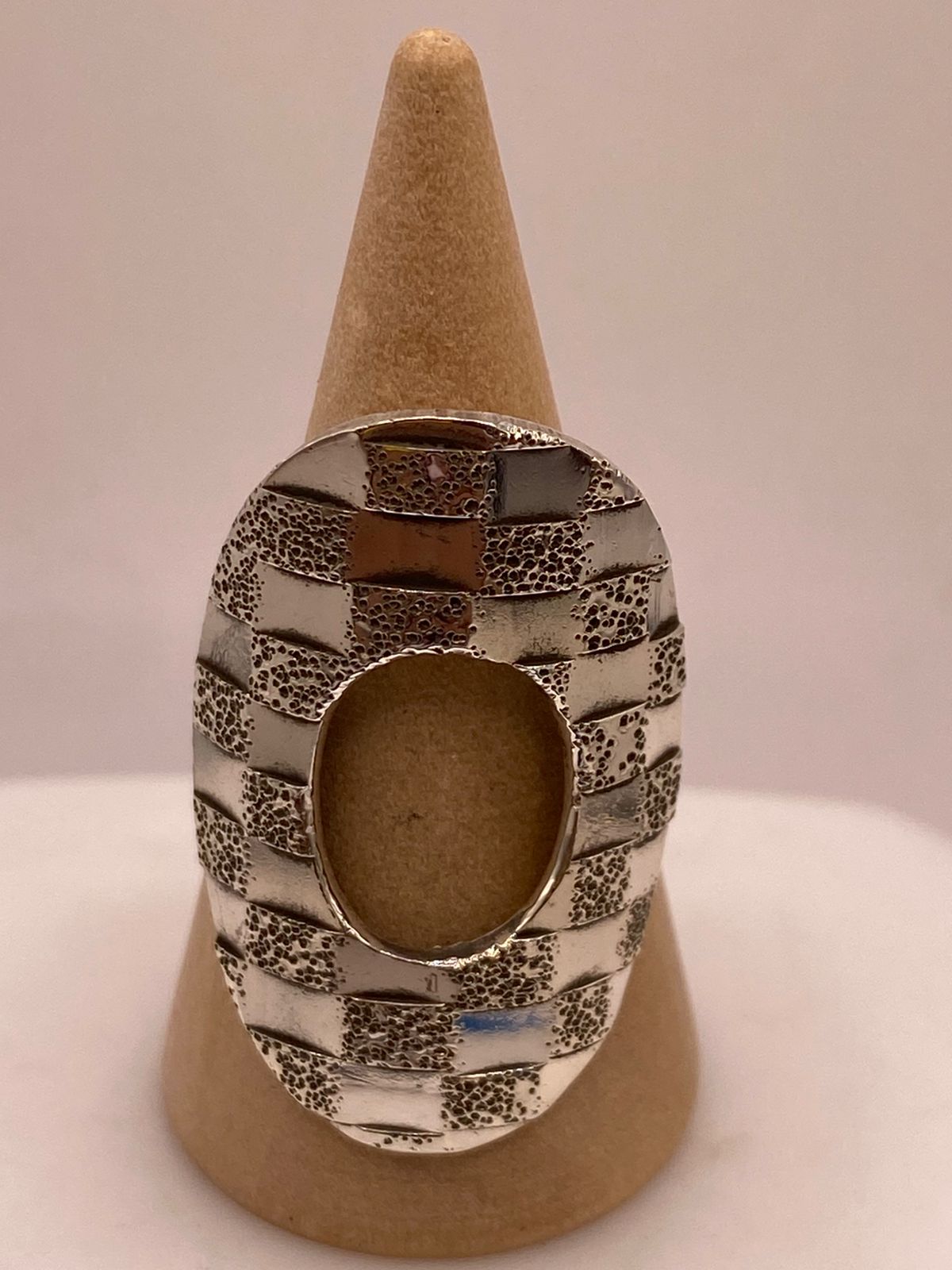 Anillo Artesanal en Plata con Diseño Ovalado de Bloques Texturizados