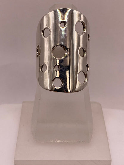 Anillo Artesanal en Plata con Diseño Perforado Geométrico, vista de detalle