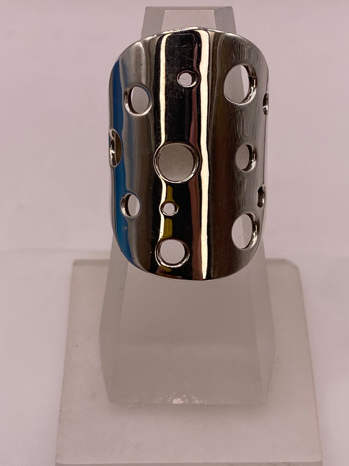 Anillo Artesanal en Plata con Diseño Perforado Geométrico
