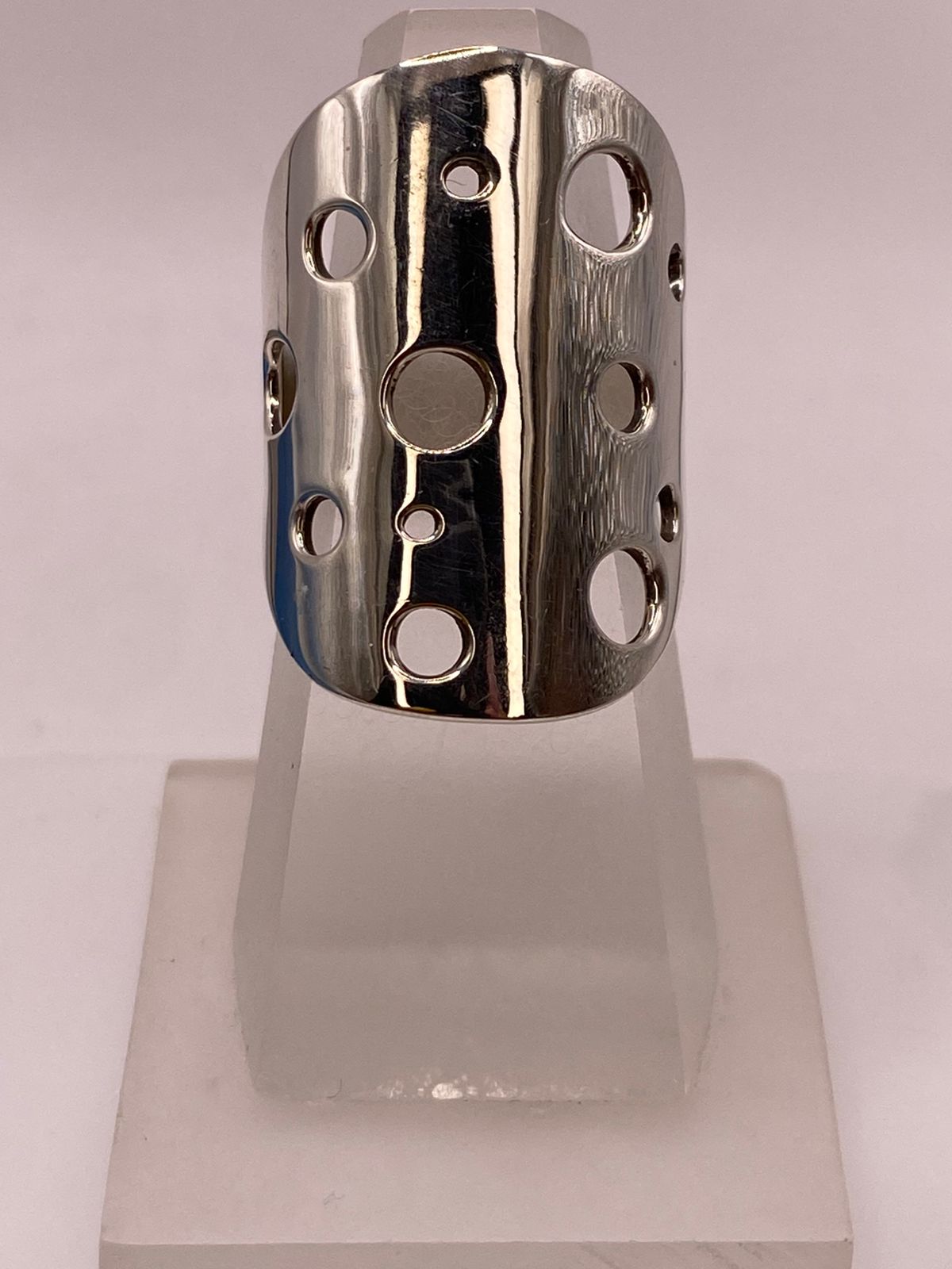 Anillo Artesanal en Plata con Diseño Perforado Geométrico