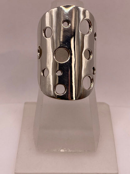 Anillo Artesanal en Plata con Diseño Perforado Geométrico, vista superior