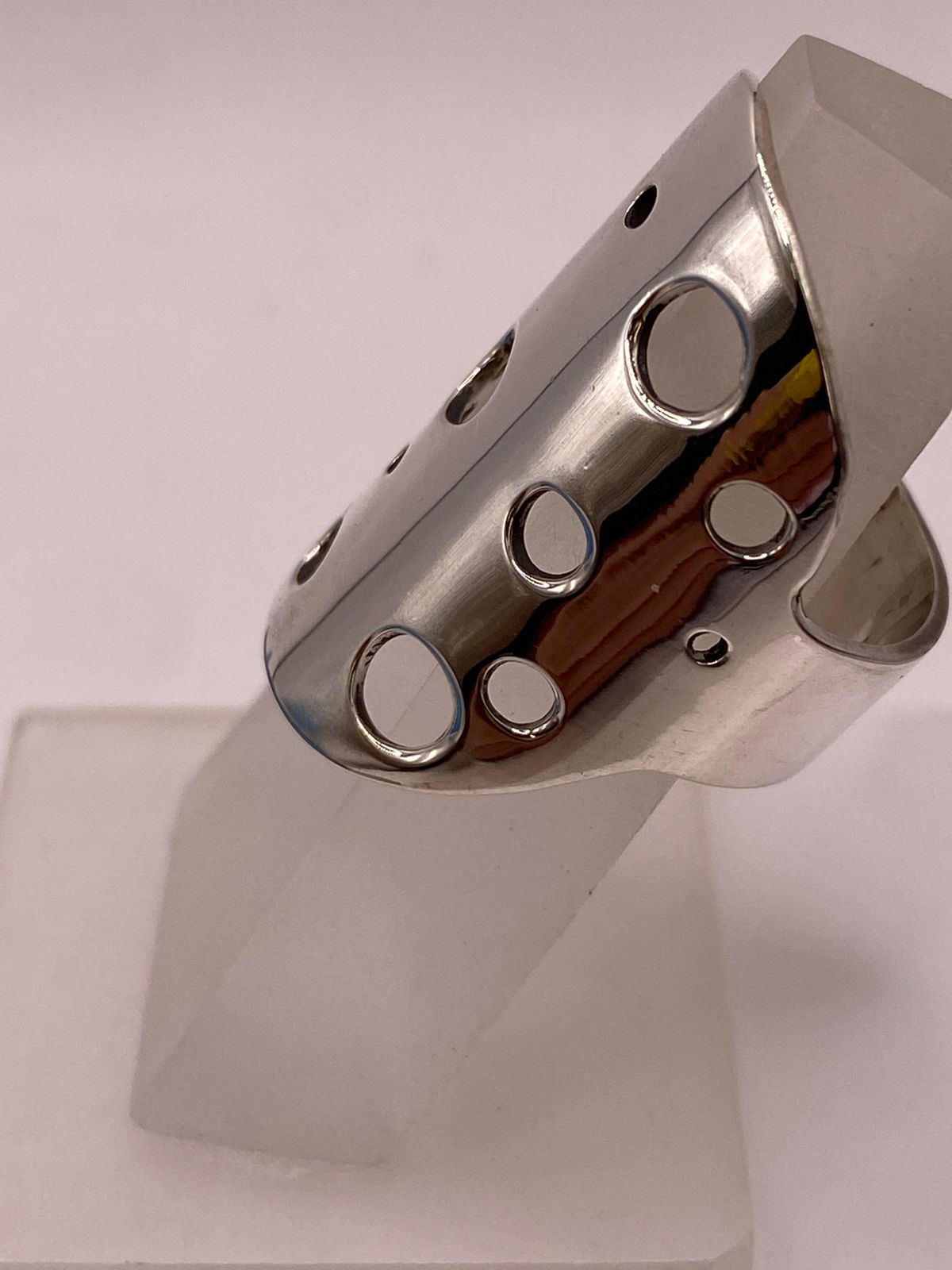 Anillo Artesanal en Plata con Diseño Perforado Geométrico