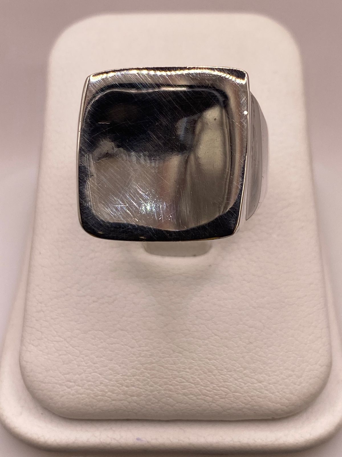 Anillo Artesanal en Plata Estilo Sello Cuadrado Pulido