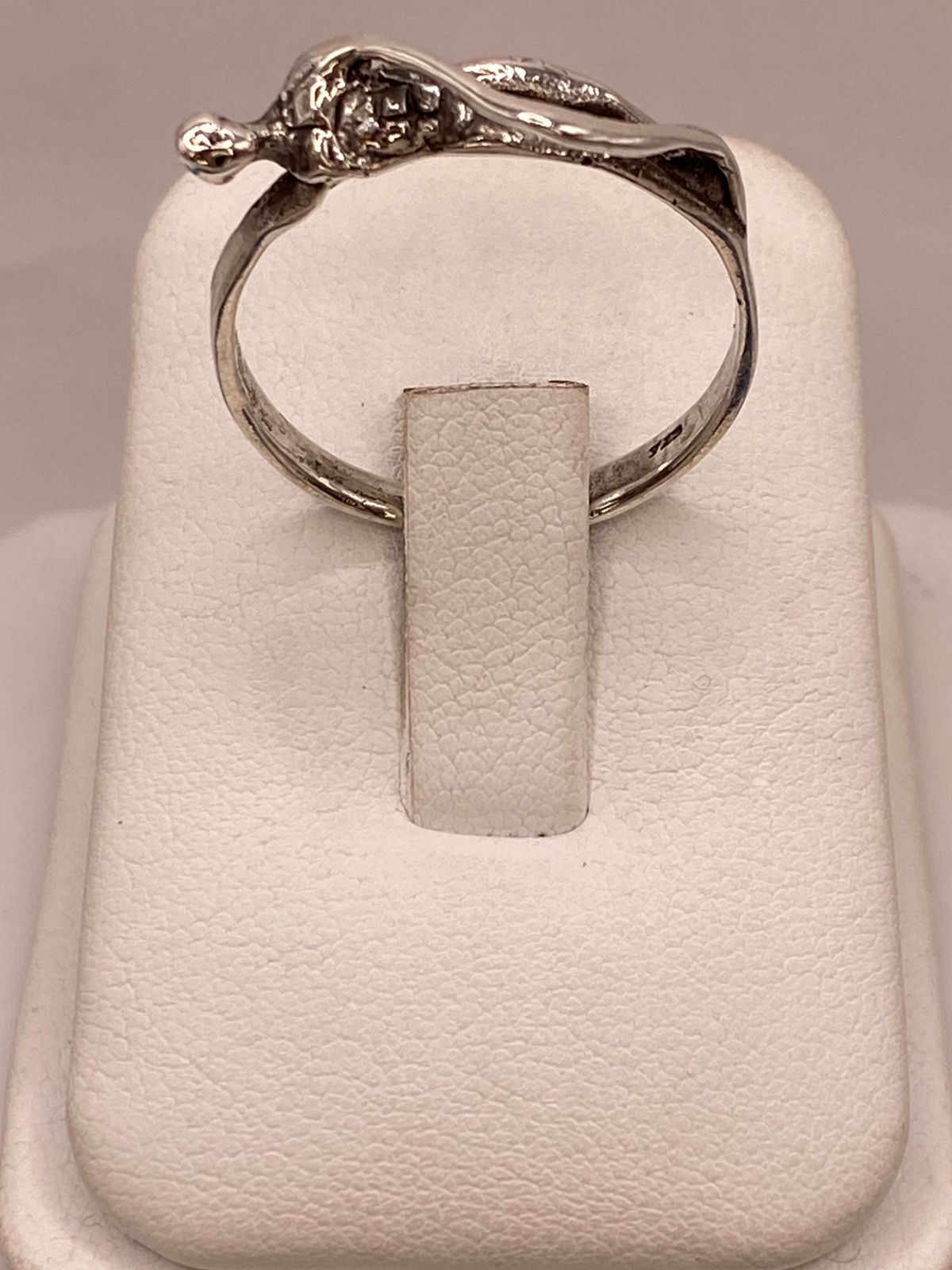 Anillo Artesanal en Plata con Figura Humana Esculpida