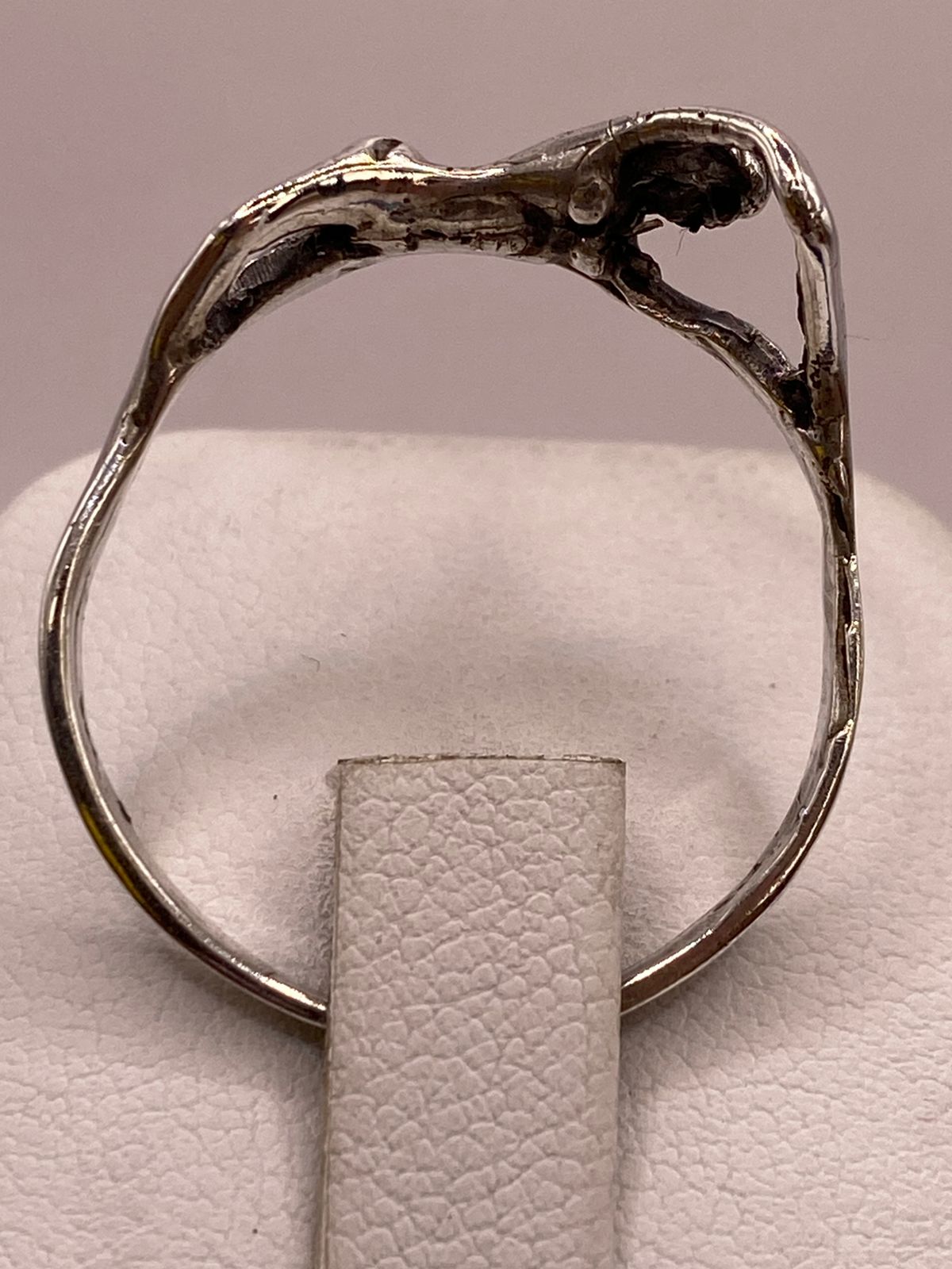 Anillo Artesanal en Plata con Figura Humana Estilizada