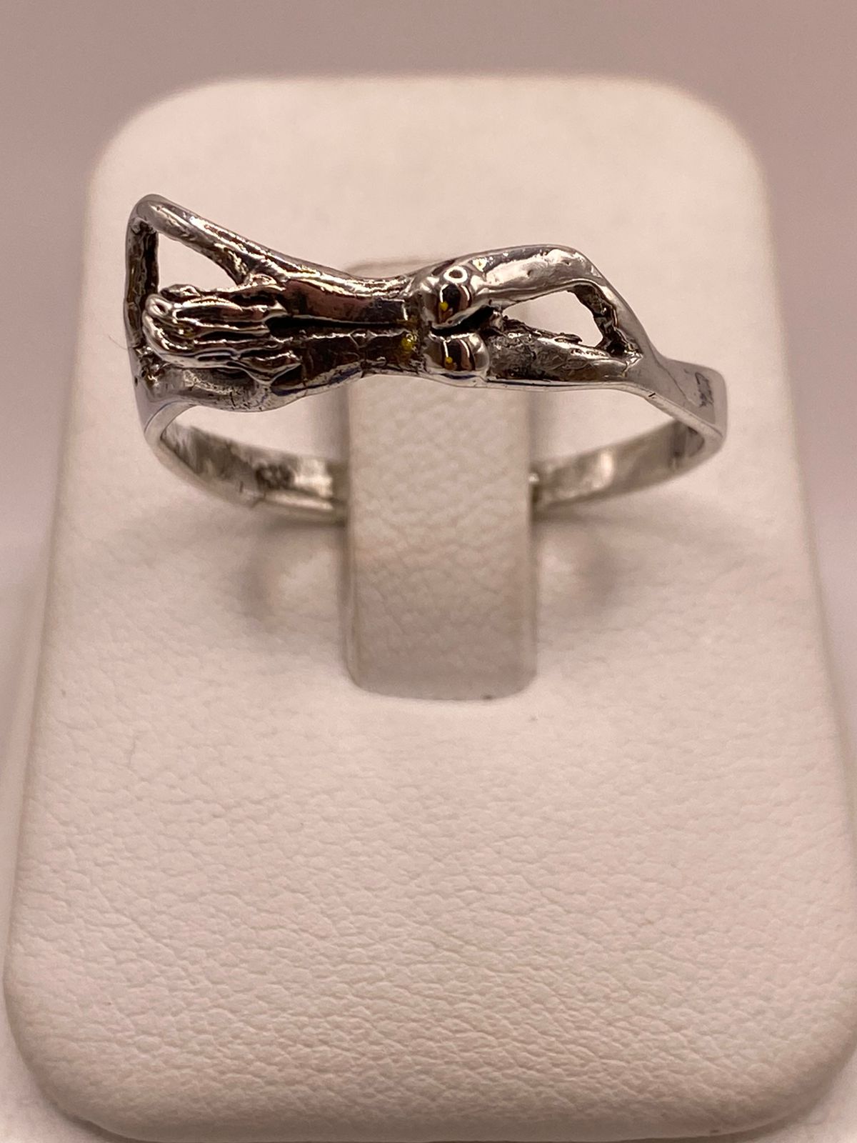 Anillo Artesanal en Plata con Figura Humana Estilizada
