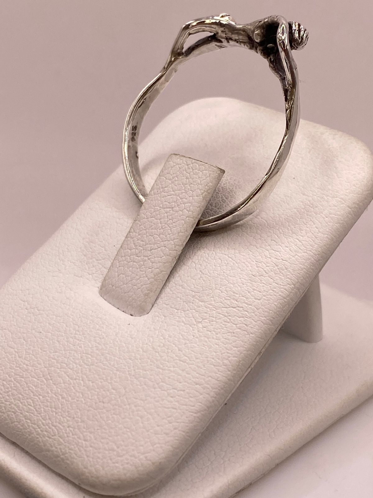 Anillo Artesanal en Plata con Figura Humana Estilizada