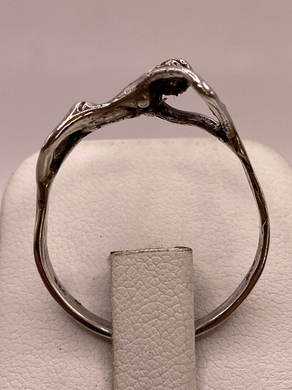 Anillo Artesanal en Plata con Figura Humana Estilizada