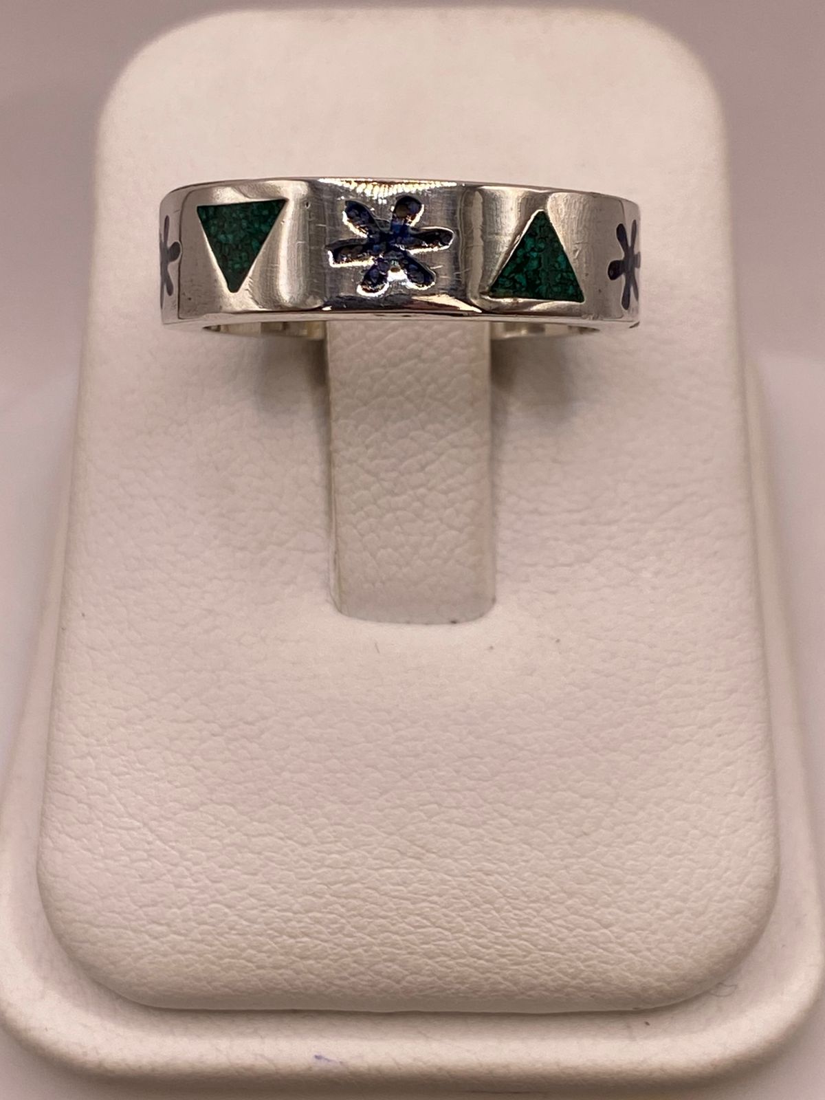 Anillo Artesanal en Plata con Flor y Triángulos de Piedra