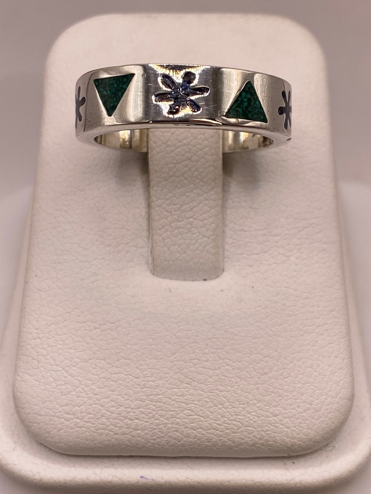 Anillo Artesanal en Plata con Flor y Triángulos de Piedra