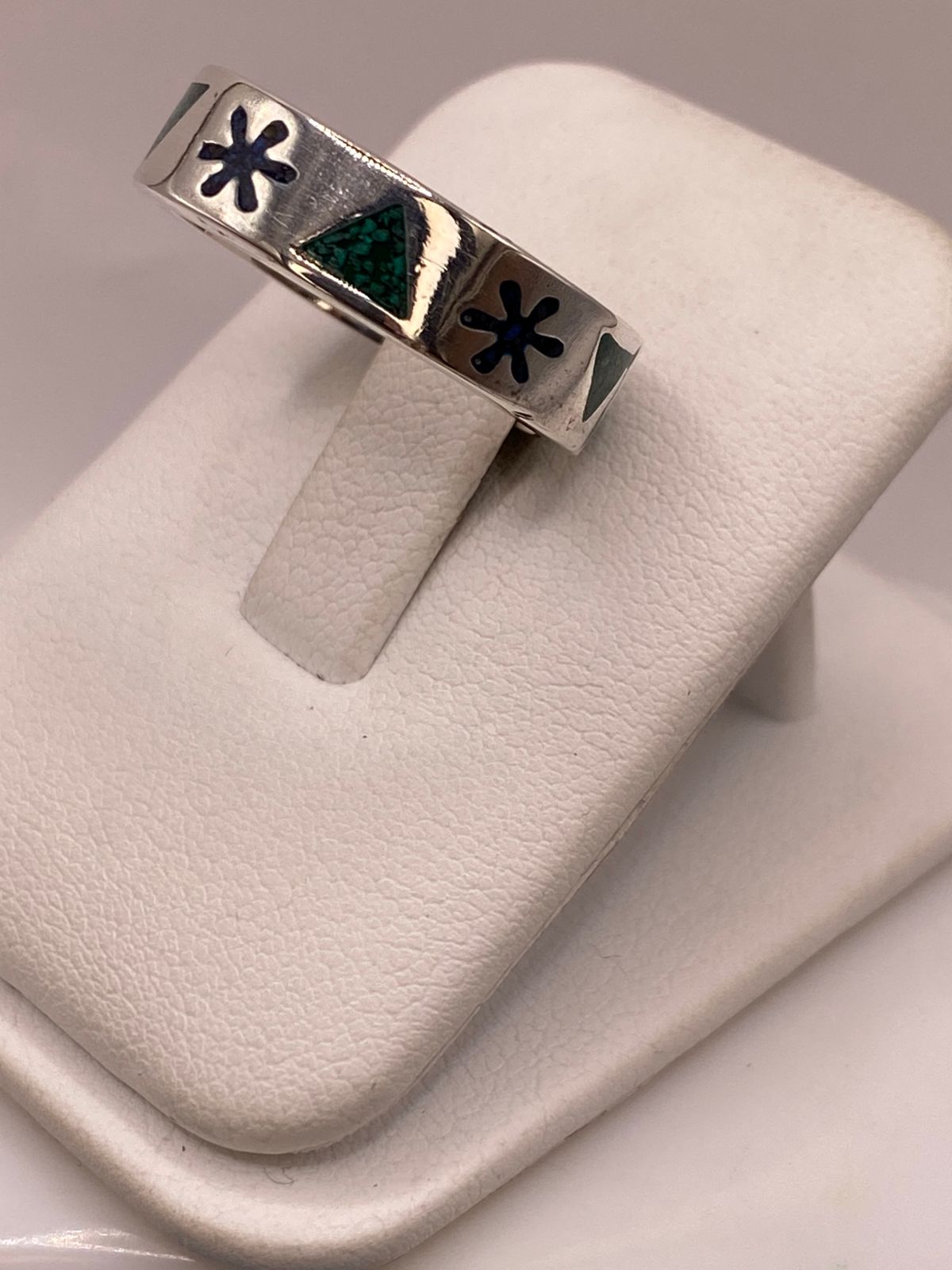 Anillo Artesanal en Plata con Flor y Triángulos de Piedra