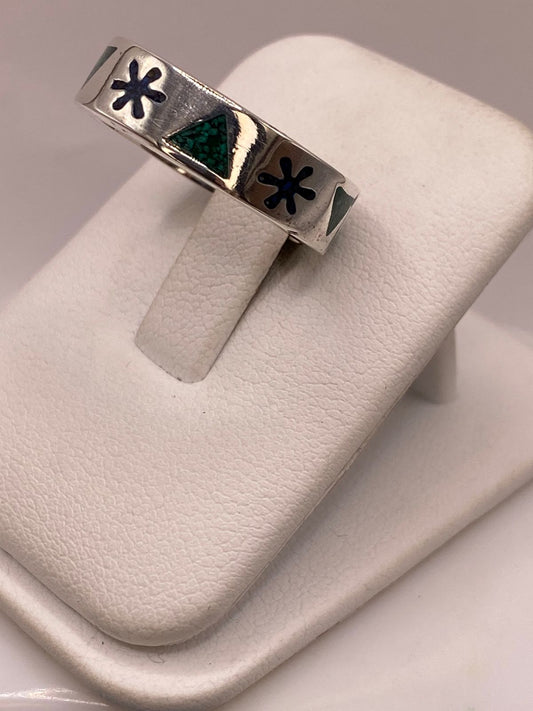 Anillo Artesanal en Plata con Flor y Triángulos de Piedra, vista frontal