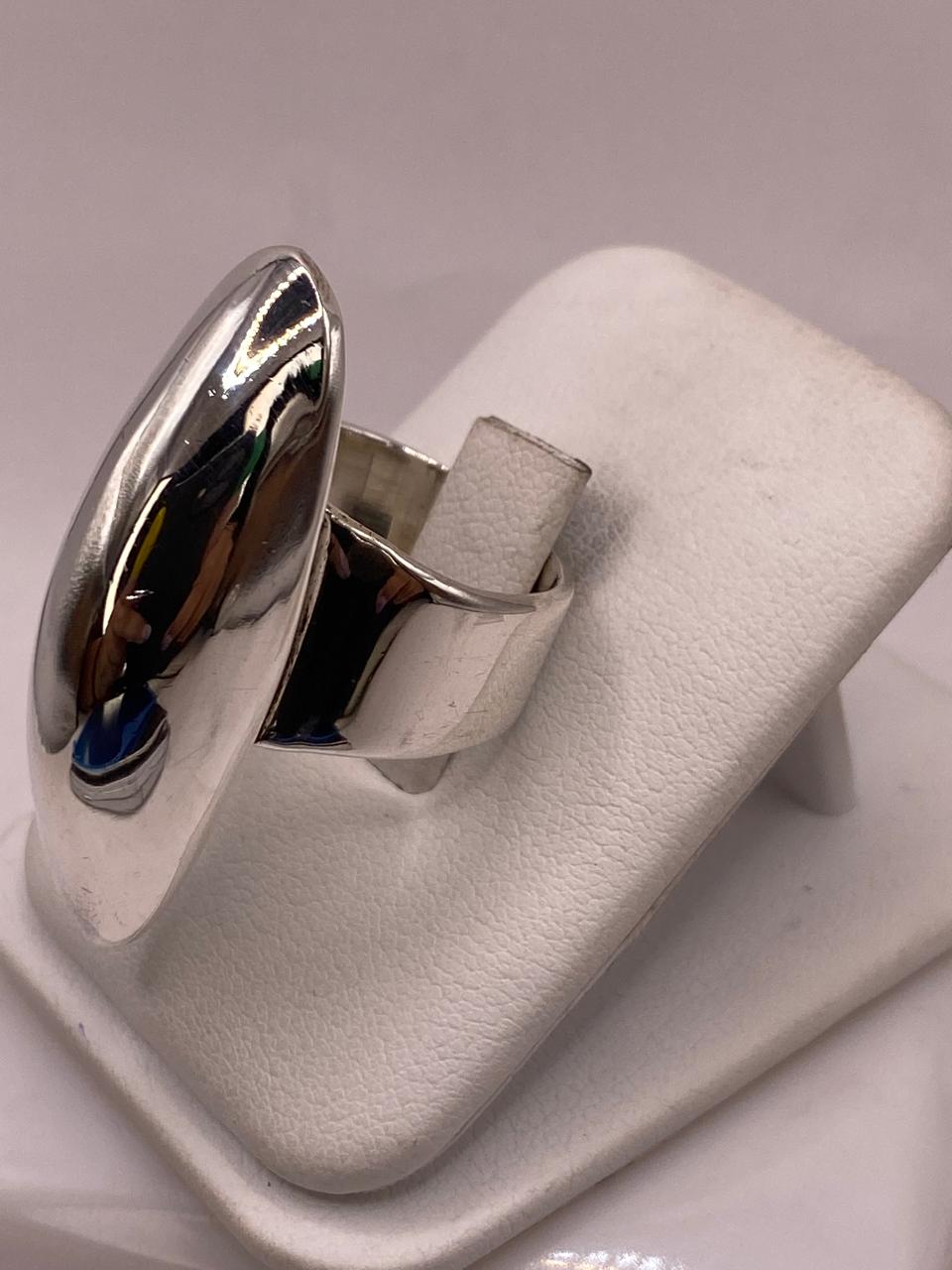 Anillo Artesanal en Plata con Frente Alargado Estilo Escudo