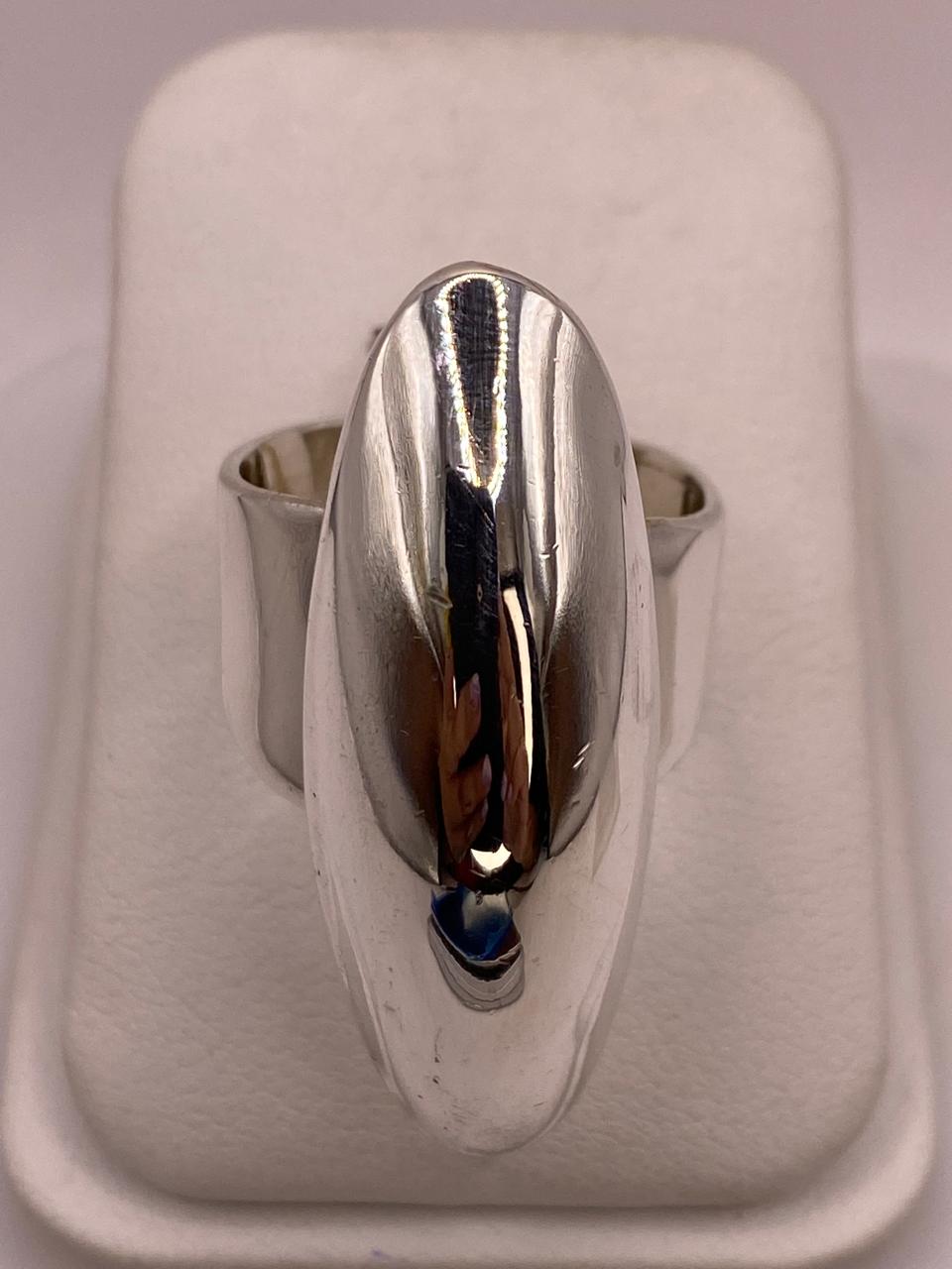 Anillo Artesanal en Plata con Frente Alargado Estilo Escudo