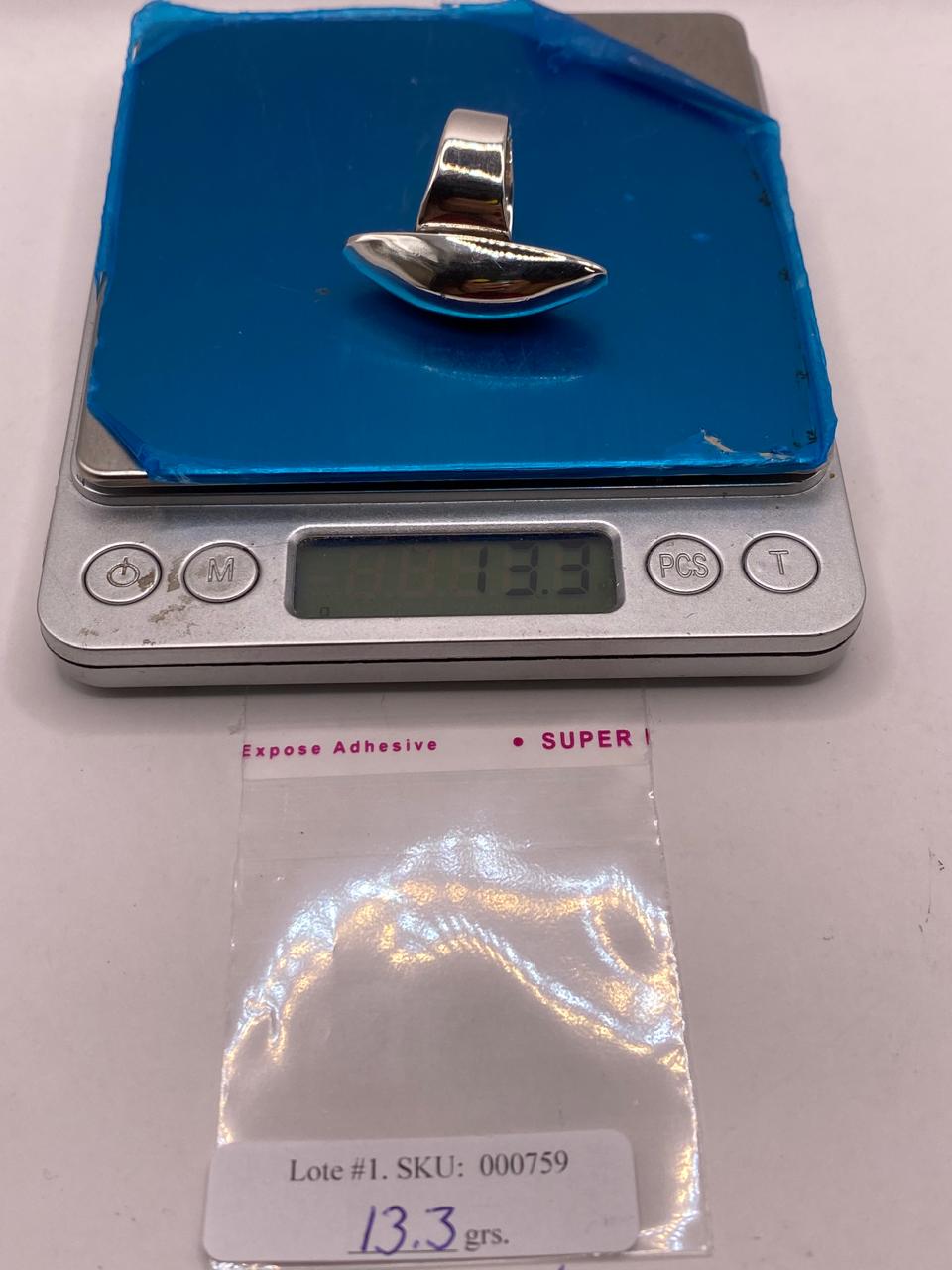 Anillo Artesanal en Plata con Frente Alargado Estilo Escudo