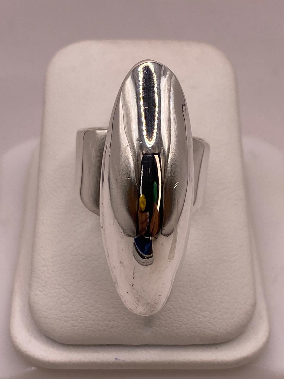 Anillo Artesanal en Plata con Frente Alargado Estilo Escudo