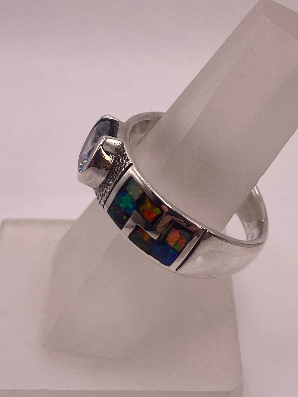 Anillo Artesanal de Plata Ley 950 con Ópalo de Fuego y Zirconia Mística Arcoíris