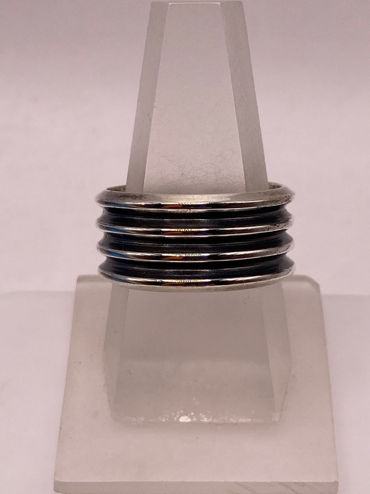 Anillo Artesanal en Plata con Líneas en Relieve