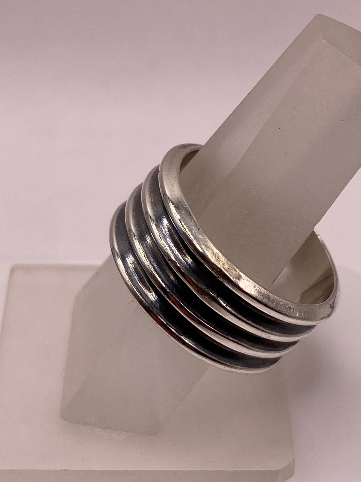 Anillo Artesanal en Plata con Líneas en Relieve