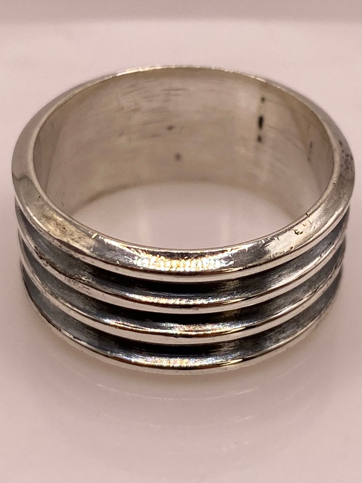 Anillo Artesanal en Plata con Líneas en Relieve