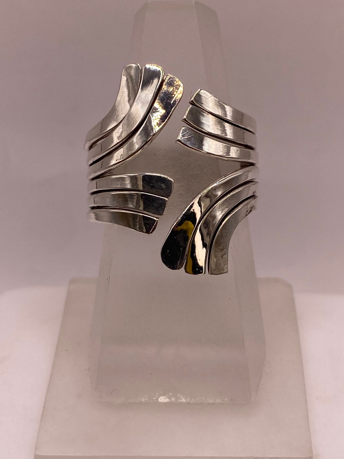 Anillo Artesanal en Plata con Ondas Entrecruzadas