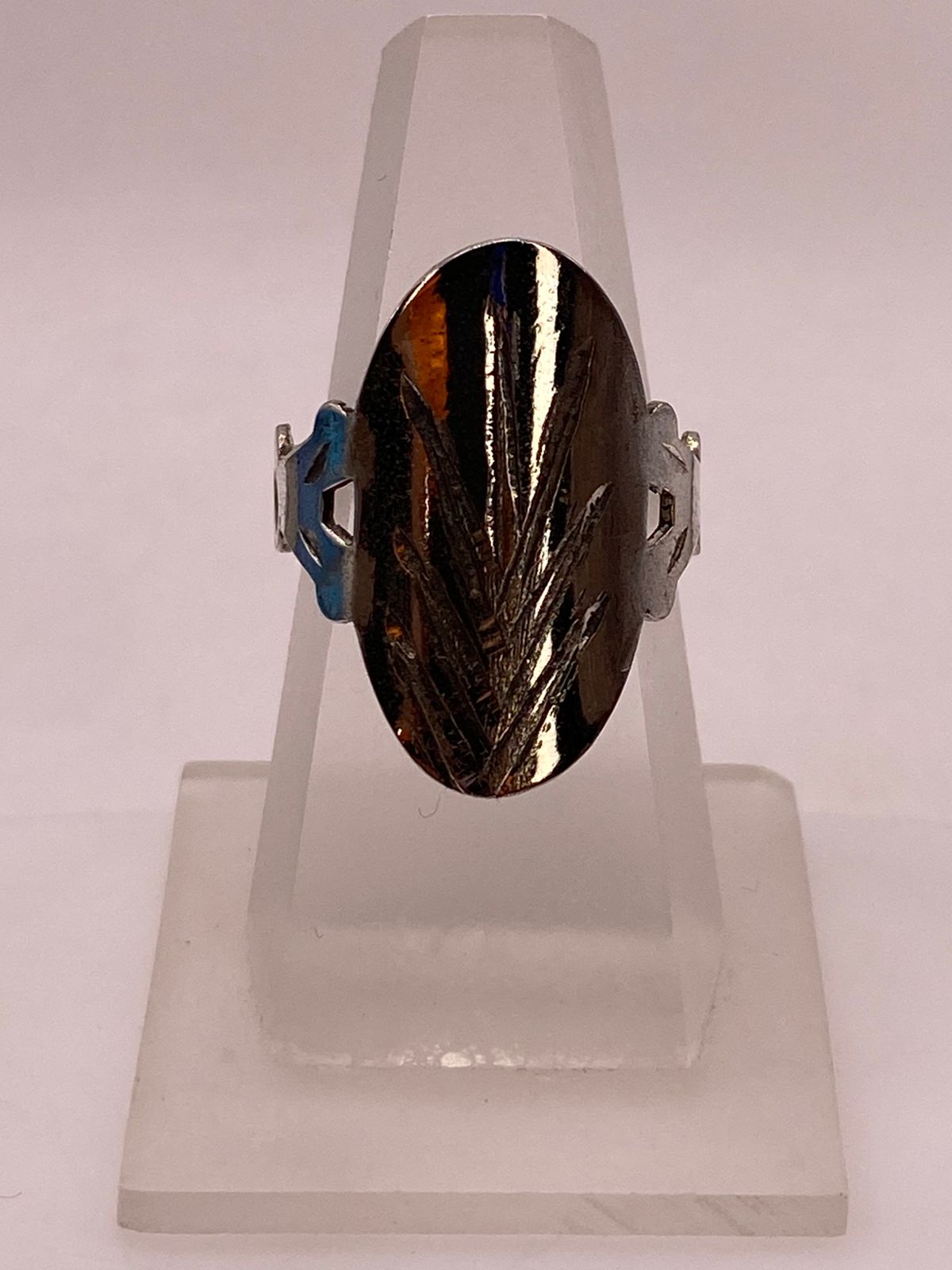 Anillo Artesanal en Plata con Óvalo Grabado y Laterales Calados