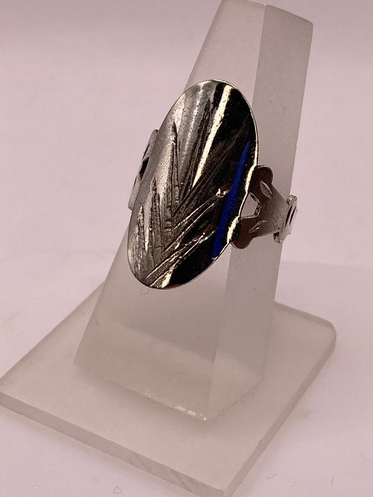 Anillo Artesanal en Plata con Óvalo Grabado y Laterales Calados, vista frontal