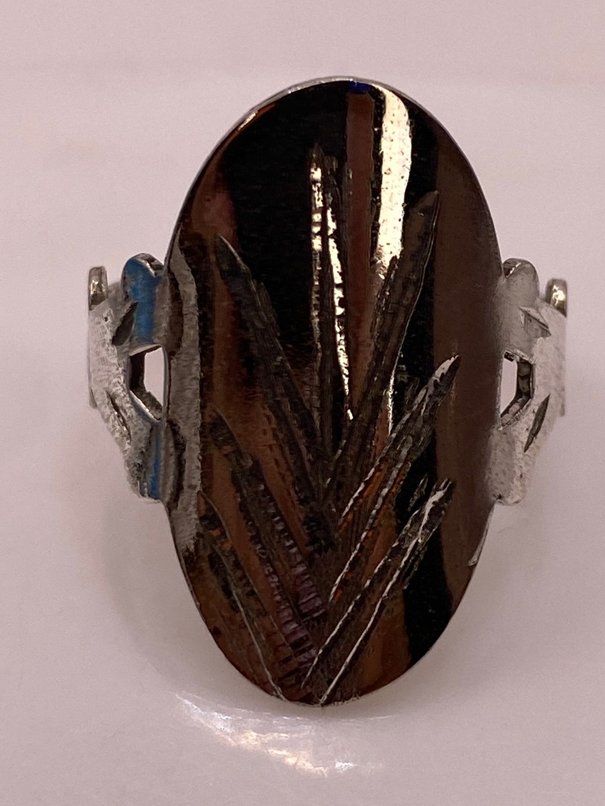 Anillo Artesanal en Plata con Óvalo Grabado y Laterales Calados