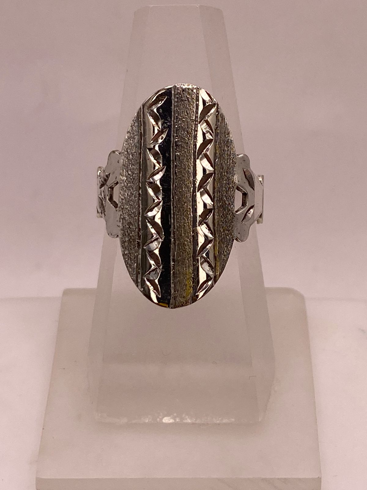 Anillo Artesanal en Plata con Óvalo Texturizado y Relieves Geométricos