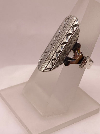 Anillo Artesanal en Plata con Óvalo Texturizado y Relieves Geométricos