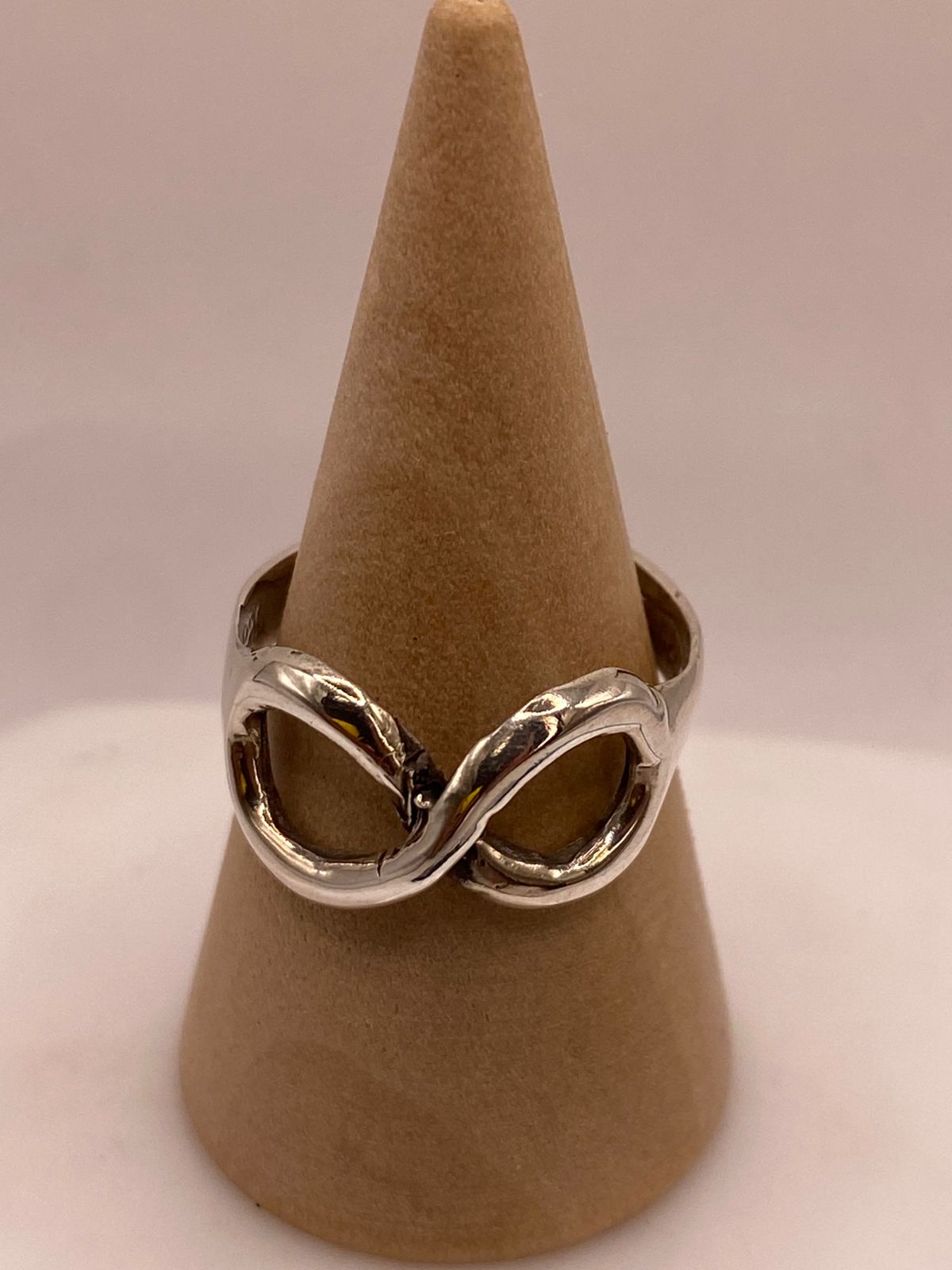 Anillo Artesanal en Plata con Símbolo del Infinito